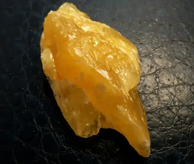 251.80 CTS ORANGE CALCITE SPECIEMN MS 633