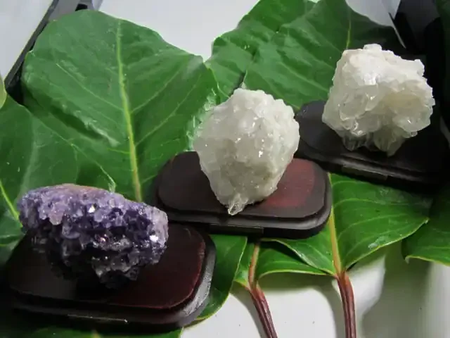 .255 KILO 3 AMETHYST/CRYSTAL SPECIMENS ON STAND