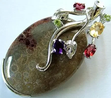 CORAL FOSSIL PENDANT WITH 6 NATURAL STONES 103 CTS[GT1428 ]