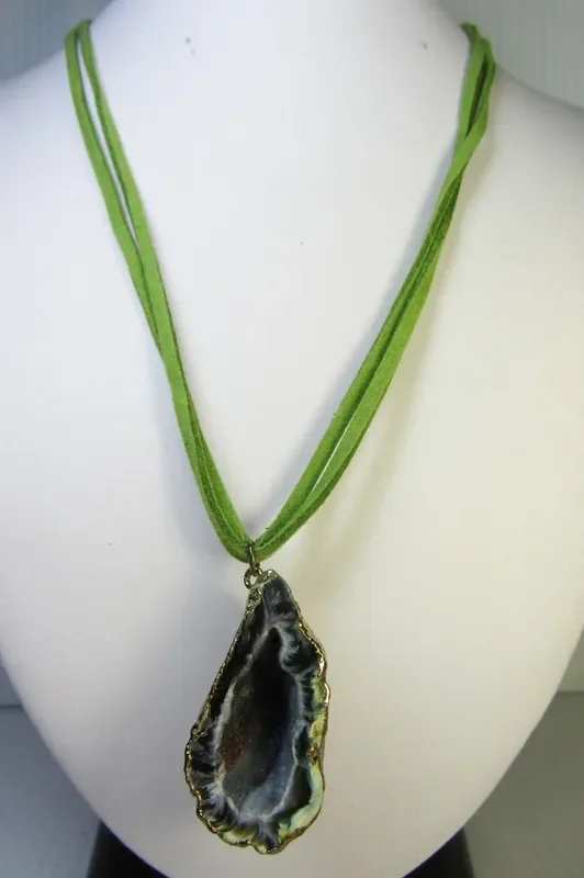 CRYSTAL DRUSY AGATE GEODE PENDANT QT402