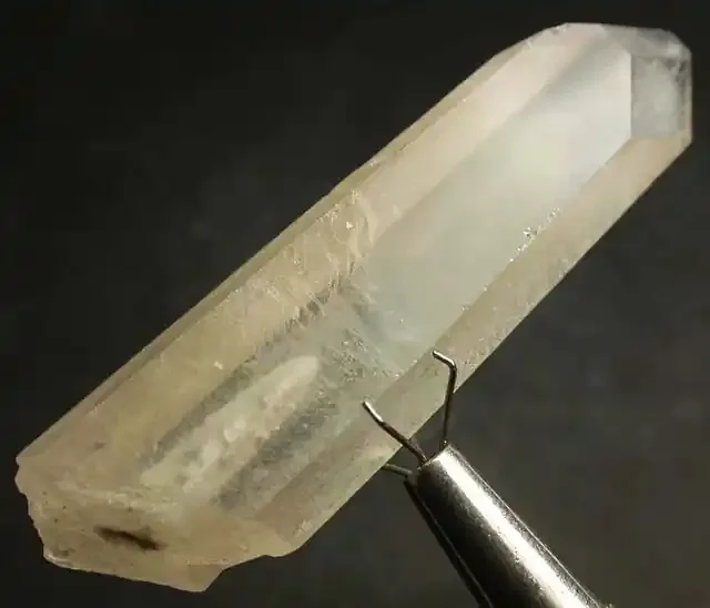 NATURAL CRYSTAL WITH INCLUSIONS TERMINATED 62.45 CTS[MX9213]