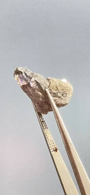 Pleochroic Unheated Tanzanite Crystal Natural Crystal from Lelatema Mountains, Merelani Hills, Tanzania